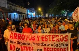 Pobladores de Arroyos y Esteros en una de las movilizaciones que realizaron frente a la Municipalidad.