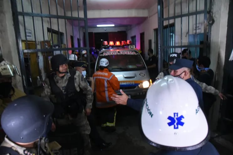 Una ambulancia ingresa al penal de Tacumbú.