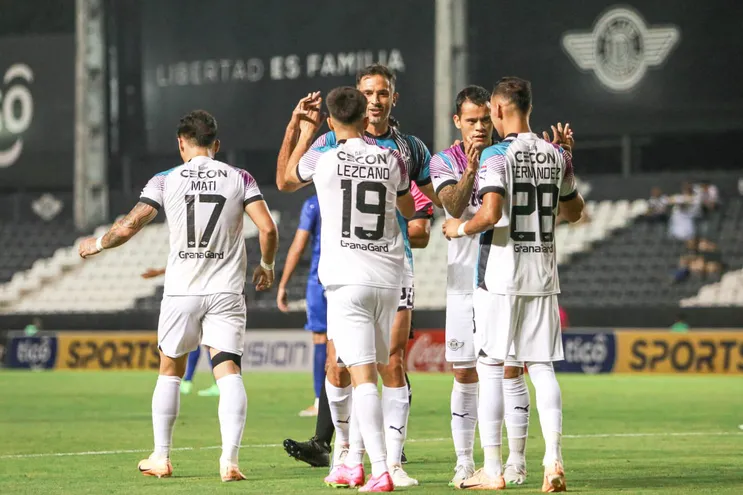 Los jugadores de Libertad celebran un gol en el partido contra Sol de América por la Fase 3 de la Copa Paraguay 2023 en el estadio La Huerta, en Asunción.