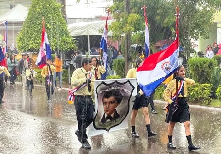 Desfile bajo lluvia en Pedro Juan Caballero.
