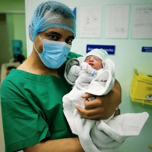 ¡Tierna postal! Rubén Darío Orué, más conocido como Benru, con el recién nacido Matías en brazos.