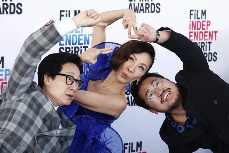 La actriz Michelle Yeoh y los directores de "Todo en todas partes al mismo tiempo", Daniel Kwan (a la izquierda) y Daniel Scheinert, durante la gala de los premios Spirit, el sábado en Santa Mónica, California.