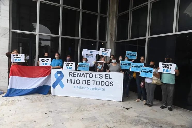 Familiares de Renato Rojas Talavera se manifiestan en tribunales, para exigir justicia por la muerte del niño, fallecido en el Sanatorio Migone.