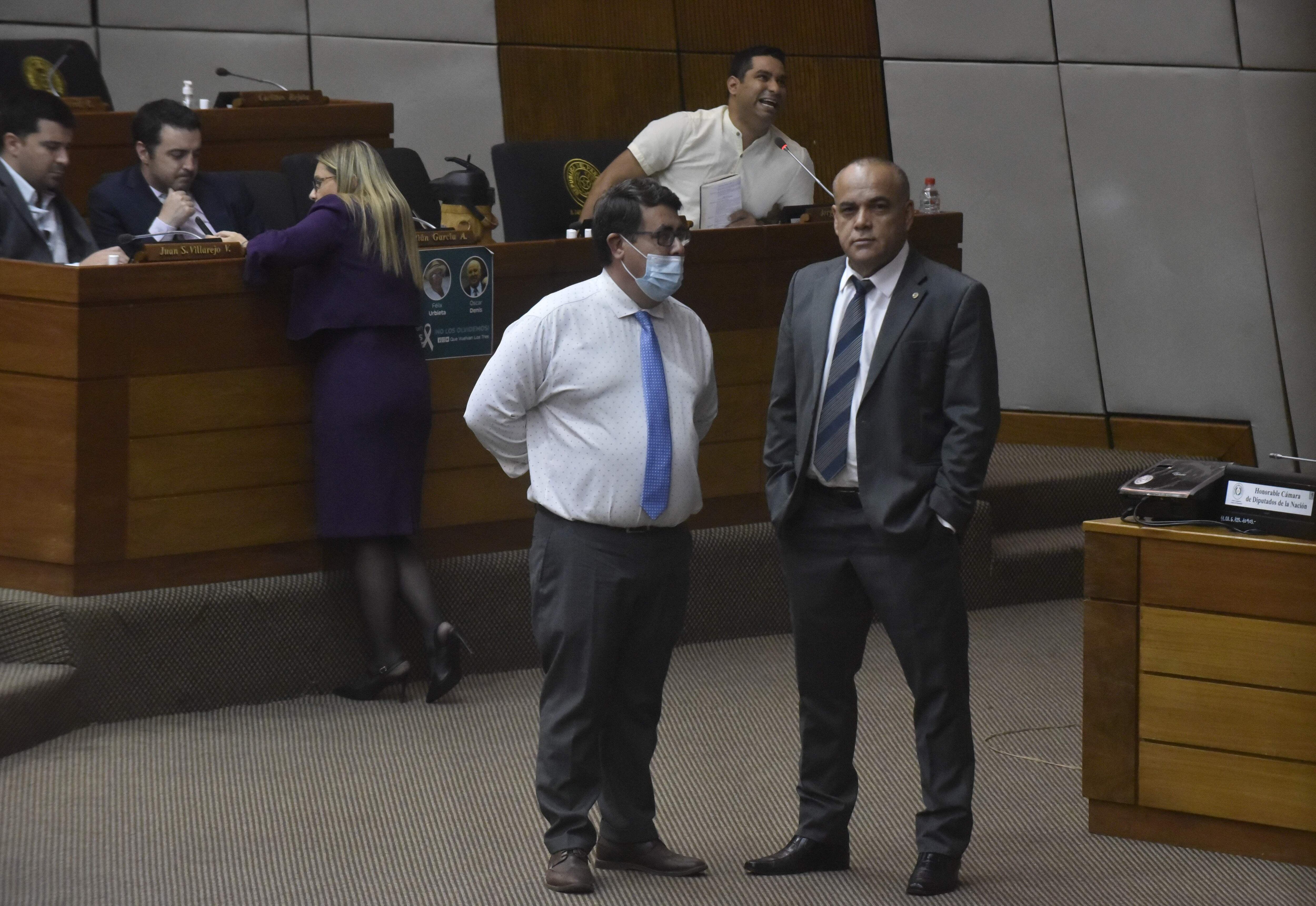 El diputado Enrique Mineur (PLRA, llanista) y el diputado Basilio "Bachi" Núñez (ANR, HC) ayer en la sala de sesiones de Diputados.