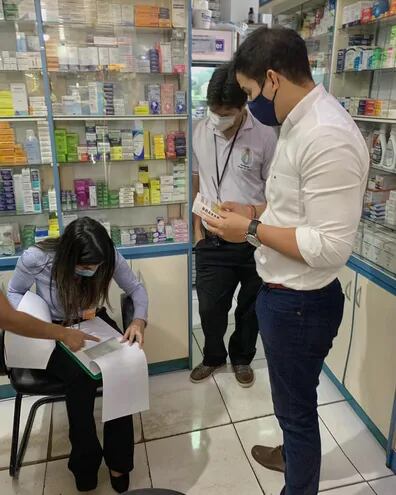 Los funcionarios municipales verificaron los precios de los medicamentos en las farmacias.