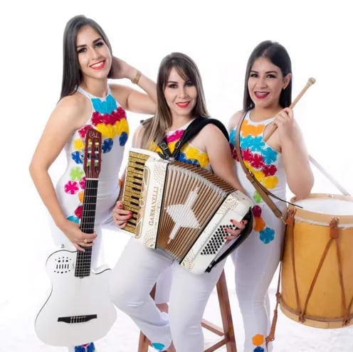 Las jovenes hermanas artisas Emanuela, Yovana y Marisol López que integran el Grupo Oasis de Villarrica.