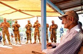 Ramón Caballero escucha a la banda de músicos de la Cuarta División de Infantería.