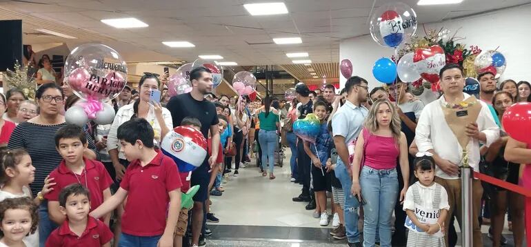 Decenas de personas con globos, carteles, flores y mucha añoranza de las familias esperaron durante horas la llegada de compatriotas.