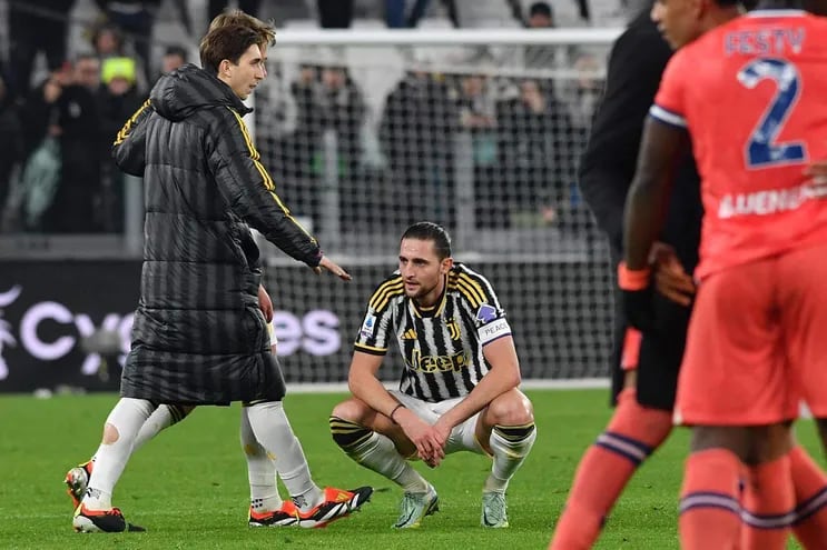 Turin (Italy), 12/02/2024.- Juventus' Adrian Rabiot shows his dejection after losing the Italian Serie A soccer match between Juventus FC and Udinese Calcio, in Turin, Italy, 12 February 2024. (Italia) EFE/EPA/MASSIMO RANA
