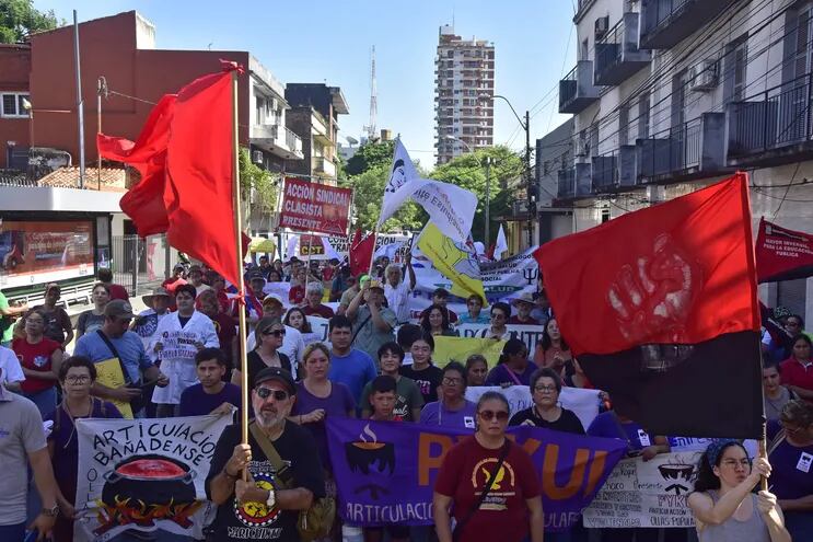 Miles de trabajadores y estudiantes en el Frente Sindical y Social marcharon hasta el Ministerio de Trabajo.