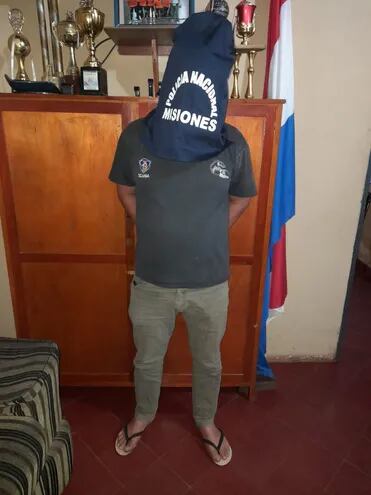 El victimario identificado como Aldo Agustín Fernández Alfonso, en el momento de su detención en la comisaria primera de San Juan Bautista, Misiones.