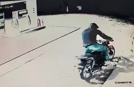 Uno de los motoasaltantes quedó sobre la motocicleta en la gasolinera que asaltaron en Pirayú