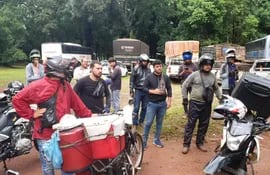 Los motociclistas, trabajadores de aplicativos, llegaron esta mañana a la Dirección de Policía del Alto Paraná para exigir mayor seguridad.
