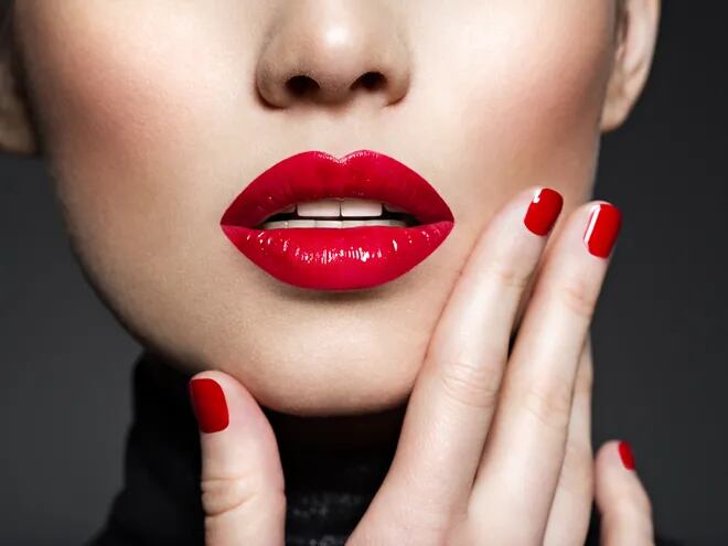 Pintarse los labios de rojo alegra el día y aporta sensualidad.