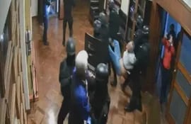 Captura de video publicado por la Cancillería de México en el que se observa la irrupción de las fuerzas policiales de Ecuador en el interior de la Embajada de México en Quito.
