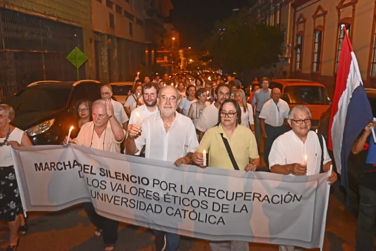 La marcha del silencio partió de la explanada de la Catedral de Asunción y recorrió las calles Yegros, Palma e Independencia Nacional.