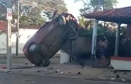 Un vehículo queda sobre el portón de una casa tras aparatoso accidente.