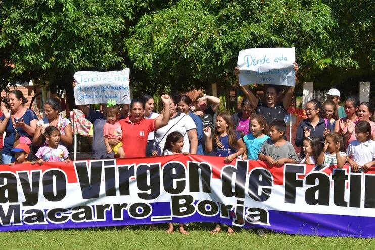 Padres de familia y alumnos de la escuela Virgen de Fátima se manifestaron para pedir el retorno de sus rubros.