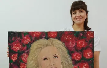 La artista paraguaya Mirtha Cantero junto a su obra de arte en homenaje a Mirtha Legrand.