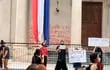 Momento de la protesta del grupo, luego de que ya hayan pintado las paredes  del Panteón Nacional. El intendente de Asunción advirtió que habrá consecuencias por estos actos.