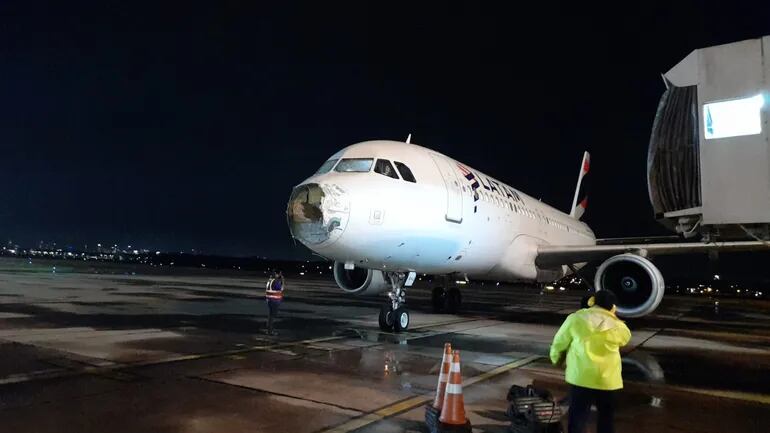 El avión de Latam que llegó el Silvio Pettirossi en graves condiciones tras declararse en emergencia.