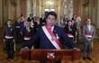 Fotografía cedida por la Presidencia de Perú que muestra al mandatario Pedro Castillo junto a su gabinete de Gobierno durante un mensaje a la nación.