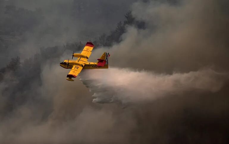 Hidroaviones españoles bombardean un incendio forestal cerca de la aldea de Yuvarlakcay del distrito de Koycegiz de Mugla.
