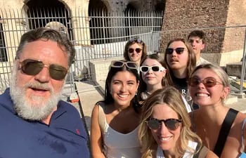 Russell Crowe y su familia frente al coliseo romano.