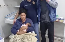 Momento en que la madre se reencontraba con su bebé, robada desde el Hospital San Pablo.