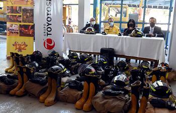 Equipos donados a Bomberos Voluntarios del Paraguay.