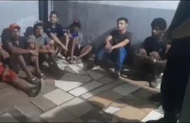 Un grupo de los 19 demorados en un operativo policial realizado en la ciudad de Luque.
