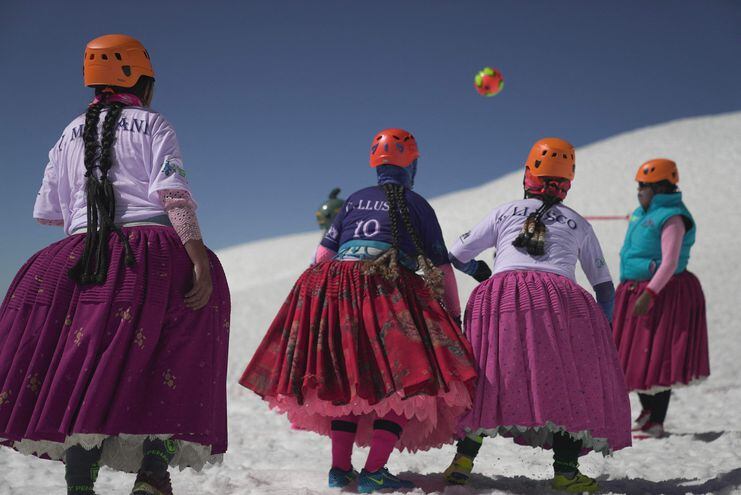 Cholitas conquistan montañas en Bolivia contra el machismo