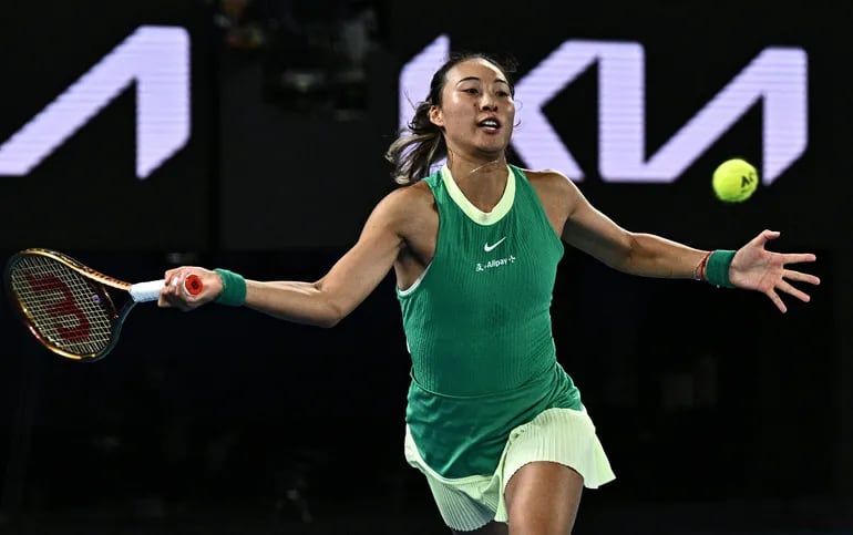 La china Qinwen Zheng en un partido de las semifinales del Abierto de Australia 2024.
