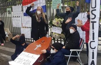 Una protesta realizaron ayer un grupo de aportantes del IPS en contra de la decisión de la Corte.