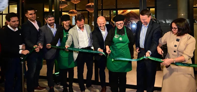 Anoche se realizó la inauguración oficial de la primera tienda Starbucks en Paraguay.