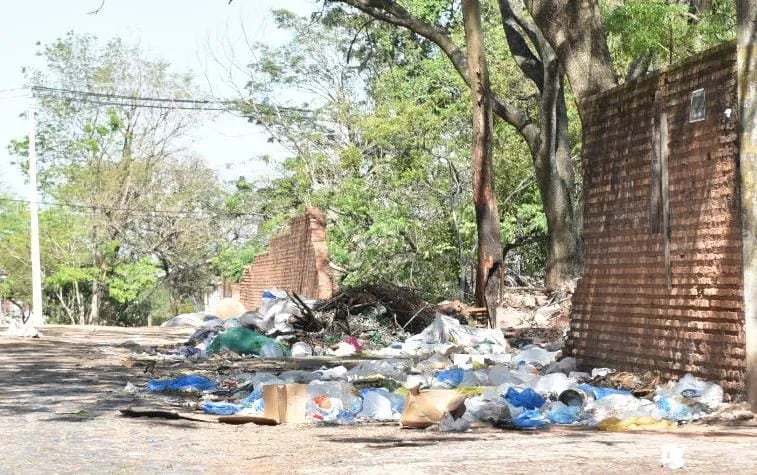 Predio de Molinos Harineros del Paraguay se muestra con murallas derrumbadas, inseguro y lleno de basura hasta en sus veredas.