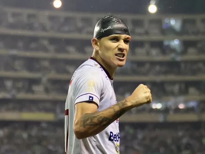 Gustavo Ramírez festeja el tanto que anotó para el empate del Deportes Tolima contra el Deportivo Cali en la primera final del torneo Finalización 2021.