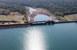 Embalse de la represa hidroeléctrica Acaray. Compuertas del complejo y tramo posterior del río Acaray