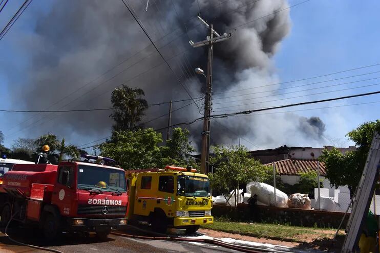 Un voraz incendio consumió gran parte de la fábrica de isopor, Termopac SRL de la ciudad de Villa Elisa
