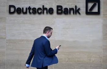 Las acciones de los bancos alemanes Deutsche Bank y Commerzbank sufrían fuertes caídas en el mercado de Fráncfort este viernes como consecuencia de las recientes turbulencias en el sector y la incertidumbre sobre la evolución de los tipos de interés.