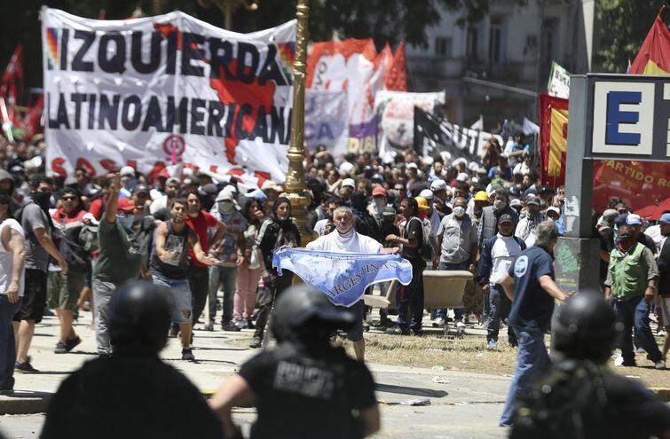 Huelga General Y Batalla Campal Rodean Tenso Debate De Reforma En