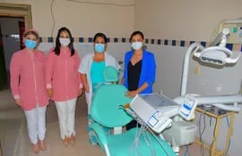 La encargada de la USF de Mbocayaty, Dra. Raquel Ortigoza, junto a las odontólogas que estarán a cargo del nuevo equipo odontológico.