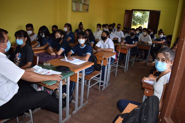 En estas condiciones dan clases los alumnos de la escuela 14 de julio de la ciudad de Guarambaré.