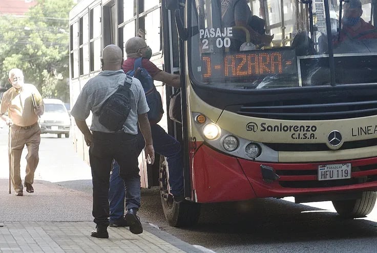 Los usuarios del transporte público  están en jaque con la nueva amenaza de aumento de precios.