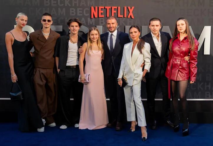 David Beckham rodeado de su esposa Victoria, sus cuatro hijos y sus nueras.