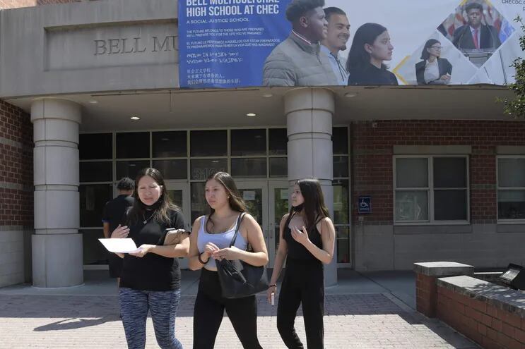 Una mujer y sus hijas salen de la Escuela Multicultural Secundaria Bell, en Washington (Estados Unidos).  El país necesita de docentes para cumplir con requerimientos de este año.  (EFE)