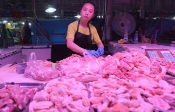 En la ciudad china de Shenzhen, perteneciente a la provincia meridional de Cantón, han encontrado trazas de coronavirus en muestras de un lote de alitas de pollo congeladas importadas de Brasil.