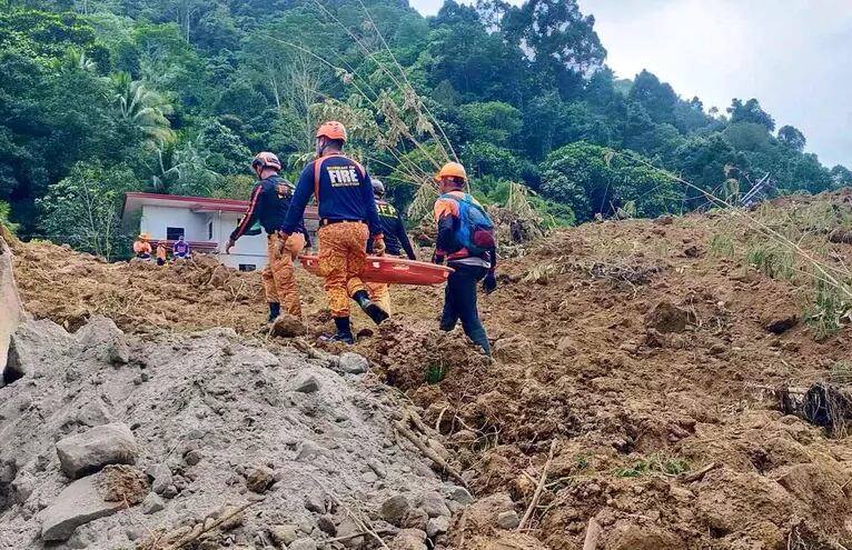 Rescatistas trabajan en la zona de Maco, en la provincia filipina de Davao de Oro, luego del alud del pasado 6 de febrero.
