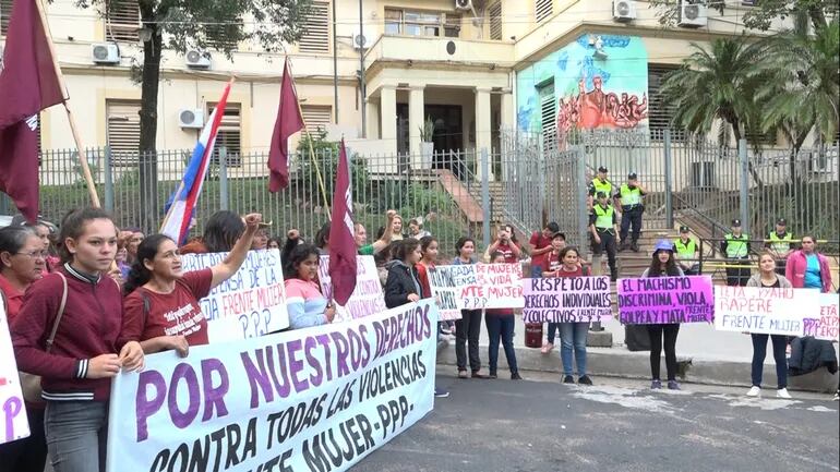 Mujeres reclaman falta de acceso a la salud pública y gratuita frente al Ministerio de Salud.