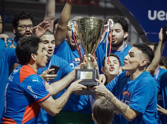Los jugadores de Cerro Porteño reciben el trofeo de campeón de la Liga Premium de Futsal FIFA 2023.